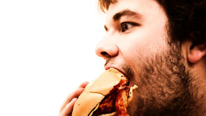 Quienes comen demasiado rápido no dan a su cerebro el tiempo suficiente para registrar que están satisfechos, y por ello tienden a ingerir alimentos en forma exagerada. GETTY IMAGES