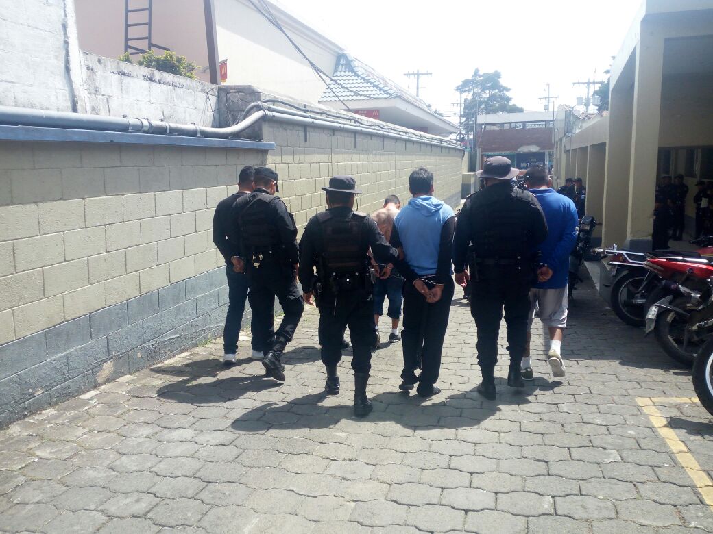 A los detenidos se les incautaron armas de fuego, según la Policía Nacional Civil (Foto Prensa Libre: PNC)
