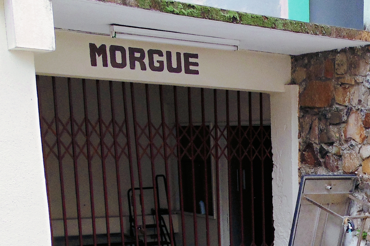 El cadáver de Manuel de Jesús Salazar fue trasladado a la morgue de la ciudad de Jalapa. (Foto Prensa  Libre: Hugo Oliva)