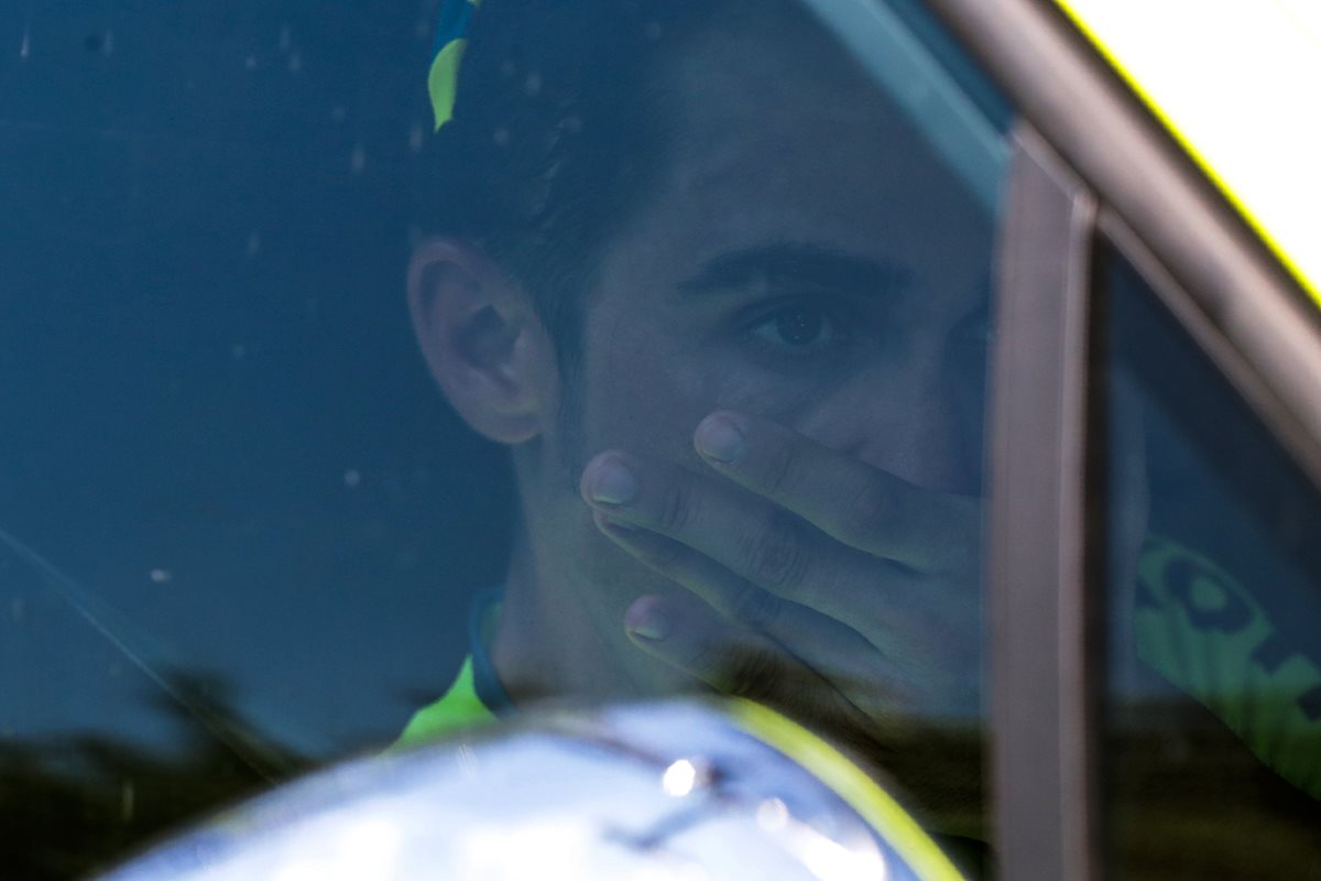 Alberto Contador luce visiblemente afectado por abandonar el Tour de Francia. (Foto Prensa Libre: AFP)