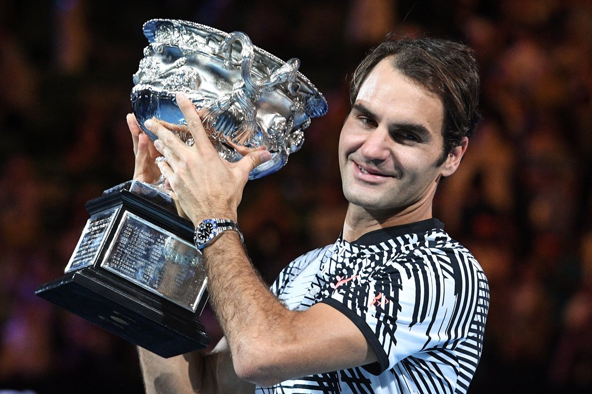 Federer demostró que su nivel de juego aún hace temblar a los más grandes tenistas, como Rafael Nadal. (Foto Prensa Libre: AFP)