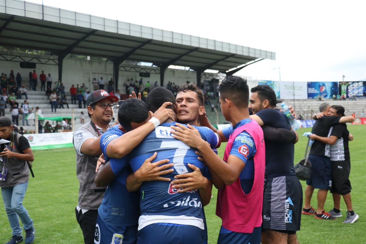 Los jugadores de Suchitepéquez celebran con lágrimas la victoria en el estadio Pensativo frente a Antigua GFC. (Foto Prensa Libre: Renato Melgar)