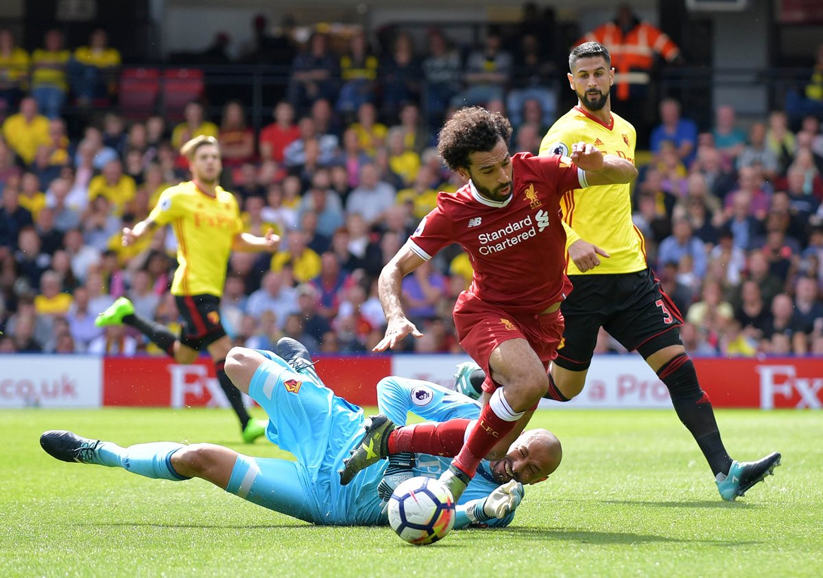 El arquero brasileño, Huerelho Gomes, provoca un penalti sobre el egipcio Mohamed Salah, del Liverpool. (Foto Prensa Libre: AFP)