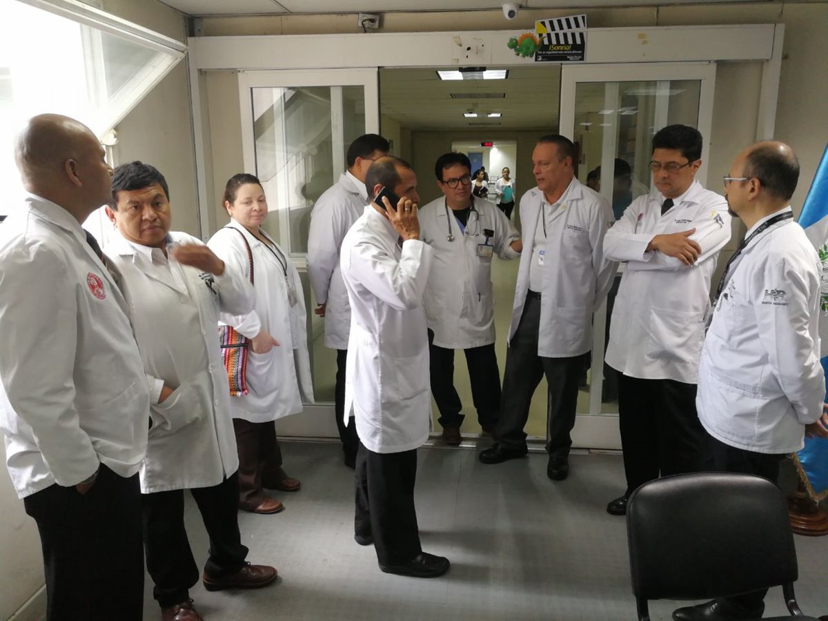 Médicos del Hospital Roosevelt expresaron consternación por la muerte de su colega. (Foto Esbin García)