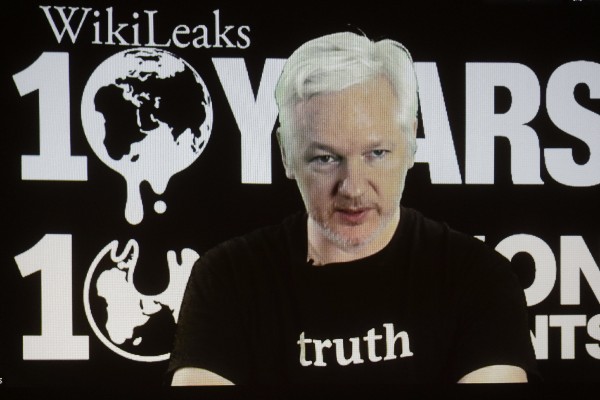 Julian Assange participa a través de un enlace de vIdeo en una conferencia de prensa. (Foto Prensa Libre: AP)