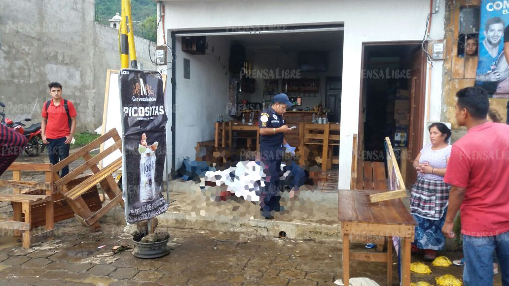 En esta cevichería ubicada en la calle principal de San Miguel ocurrió la balacera. (Foto: Prensa Libre)