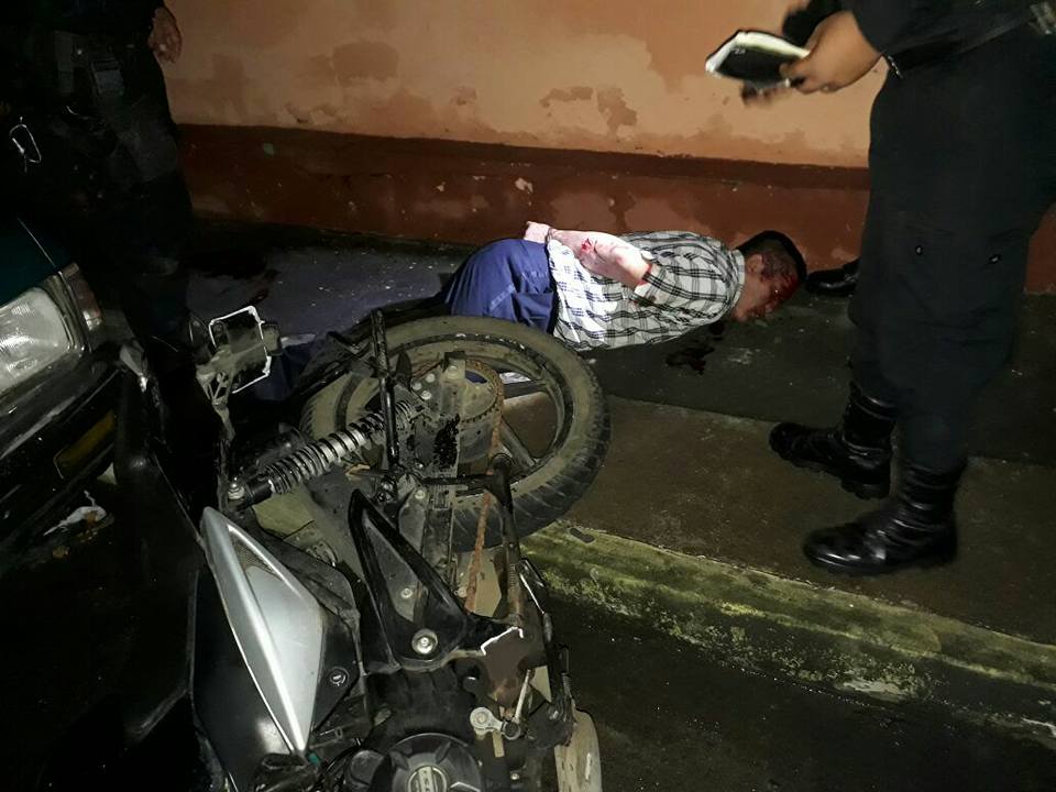 Uno de los detenidos por la PNC fue herido de bala. (Foto Prensa Libre: PNC)