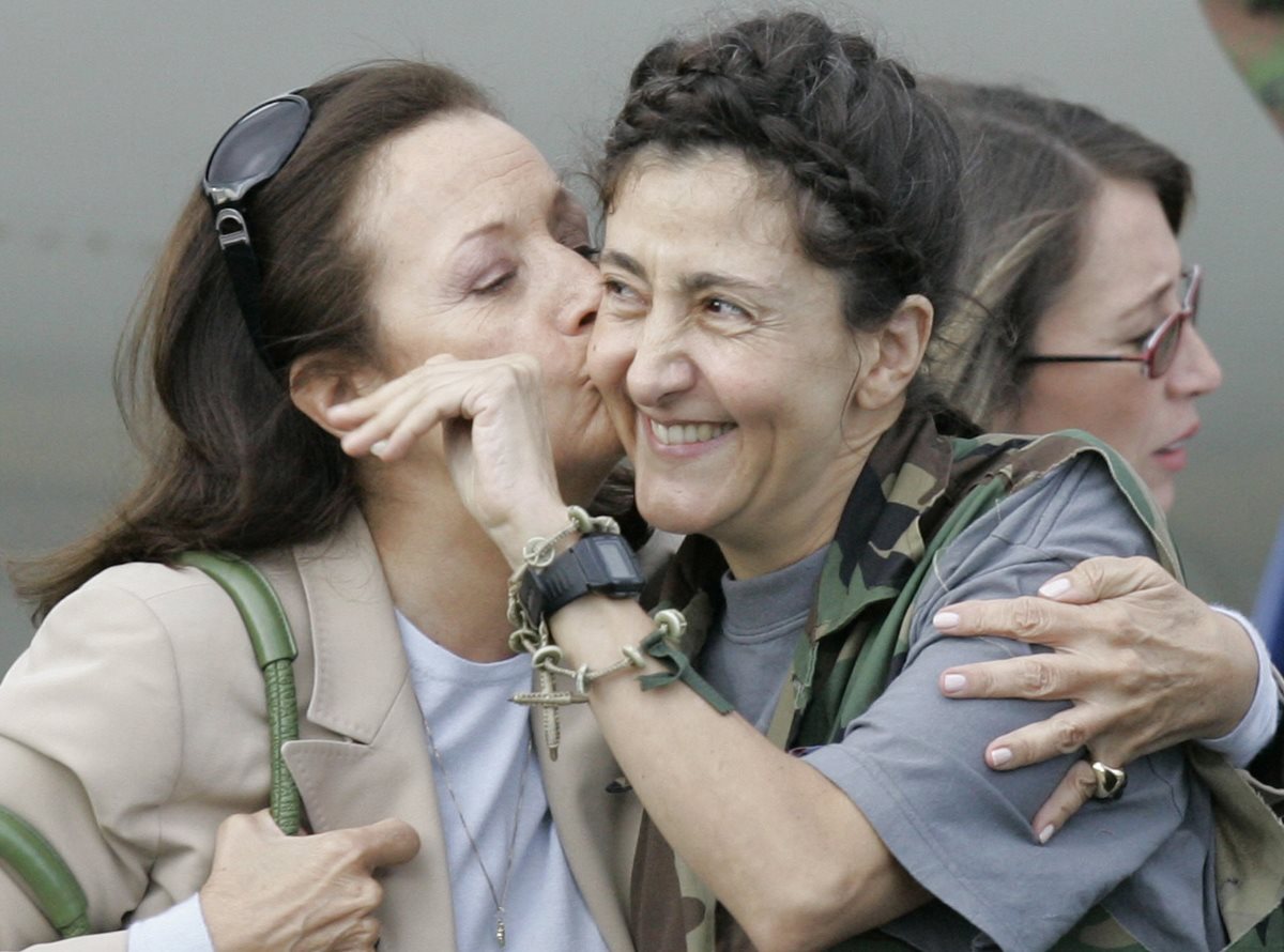 Ingrid Betancourt es besada por su madre, Yolanda Pulecio al arribar al aeropuerto militar de Bogotá, Colombia el 2 de julio de 2008. (Foto: AP)