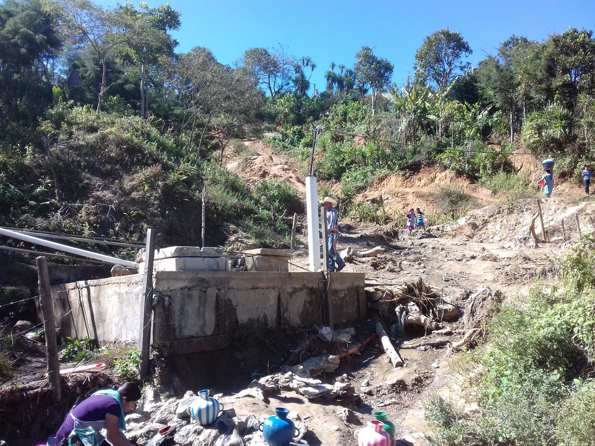 Vecinos solicitan a las autoridades ediles el traslado de la comunidad a la cabecera departamental, pues temen que se registre una tragedia. (Foto Prensa Libre: Mario Morales)