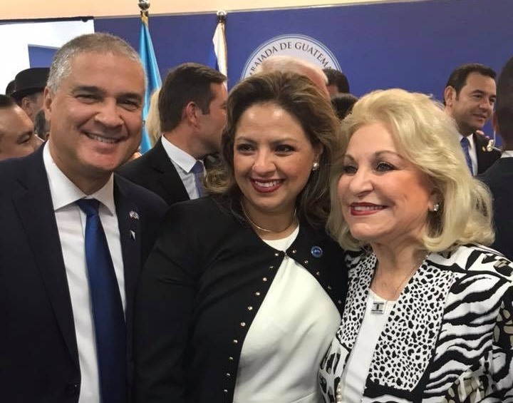 El embajador de Israel en Guatemala, Mattanya Cohen, y la canciller Sandra Jovel junto a la empresaria Nily Falic. Atrás, el presidente Jimmy Morales. (Foto: Prensa Libre).