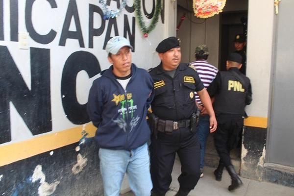 Eliseo Bernardo Menchú, sindicado del robo de vehículos, permanece en la subestación de Totonicapán. (Foto Prensa Libre: Édgar Domínguez) 