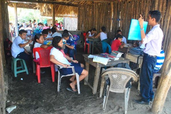 Estudiantes reciben clases  en champas, con maestros voluntarios de  aldea  ubicada  en el litoral del Pacífico, a más de 40 km de la cabecera.