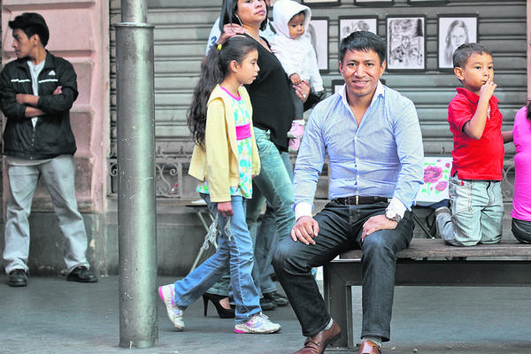 Marcos Antil disfrutó al máximo la sesión  fotográfica en el Paseo de La Sexta. Lo que más le gustó: estar entre tanta gente y sentirse un guatemalteco más. (Foto Prensa Libre: Esbín García)