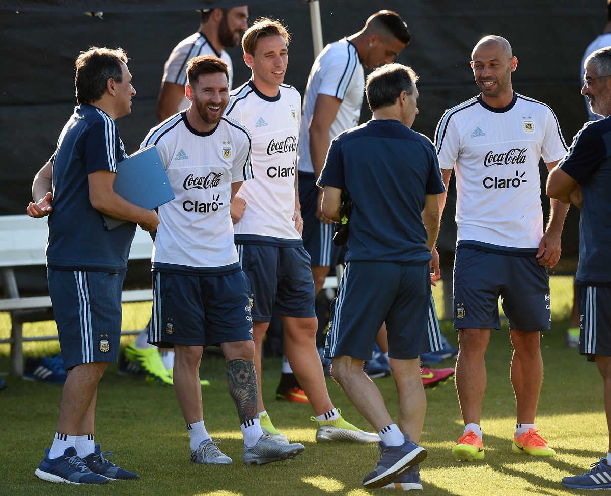Lionel Messi sonríe antes de comenzar el entrenamiento de la selección de Argentina que esta noche debuta contra Chile en la Copa América. (Foto Prensa Libre: AFP)
