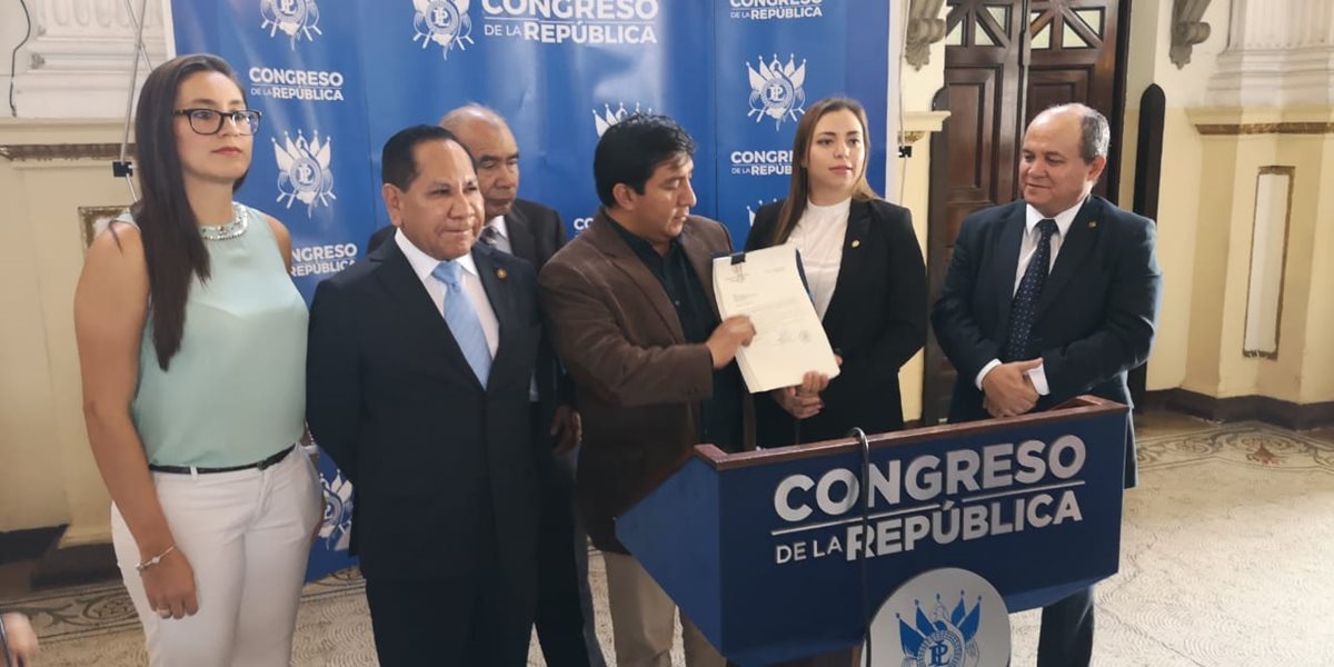 Diputados miembros de la Comisión de Probidad del Congreso presentaron este lunes una iniciativa de ley. (Foto Prensa Libre: Cortesía)