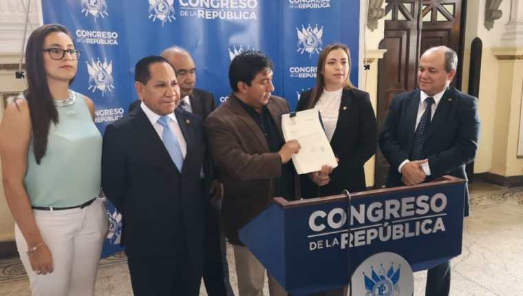 Diputados miembros de la Comisión de Probidad del Congreso presentaron este lunes una iniciativa de ley. (Foto Prensa Libre: Cortesía)