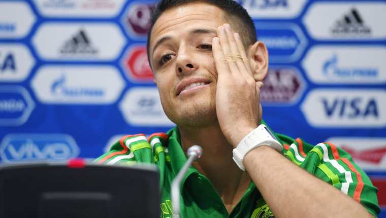 Javier Hernandez responde las preguntas de los periodistas en la conferencia de prensa previo al juego contra los alemanes. (Foto Prensa Libre: AFP)