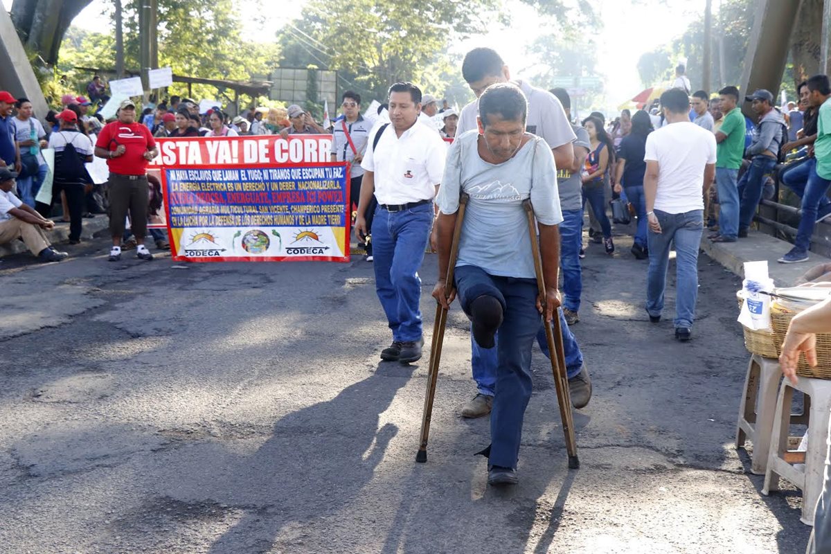 El bloqueo en el km 178 de la ruta a suroccidente, Santa Cruz Muluá, Retalhuleu, afectó a miles de personas este miércoles. (Foto Prensa Libre: Rolando Miranda)