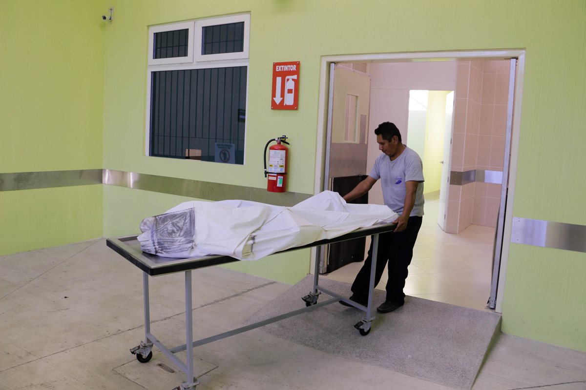 Cadáver es ingresado a la morgue del INACIF. (Foto Prensa Libre: Carlos Grave)