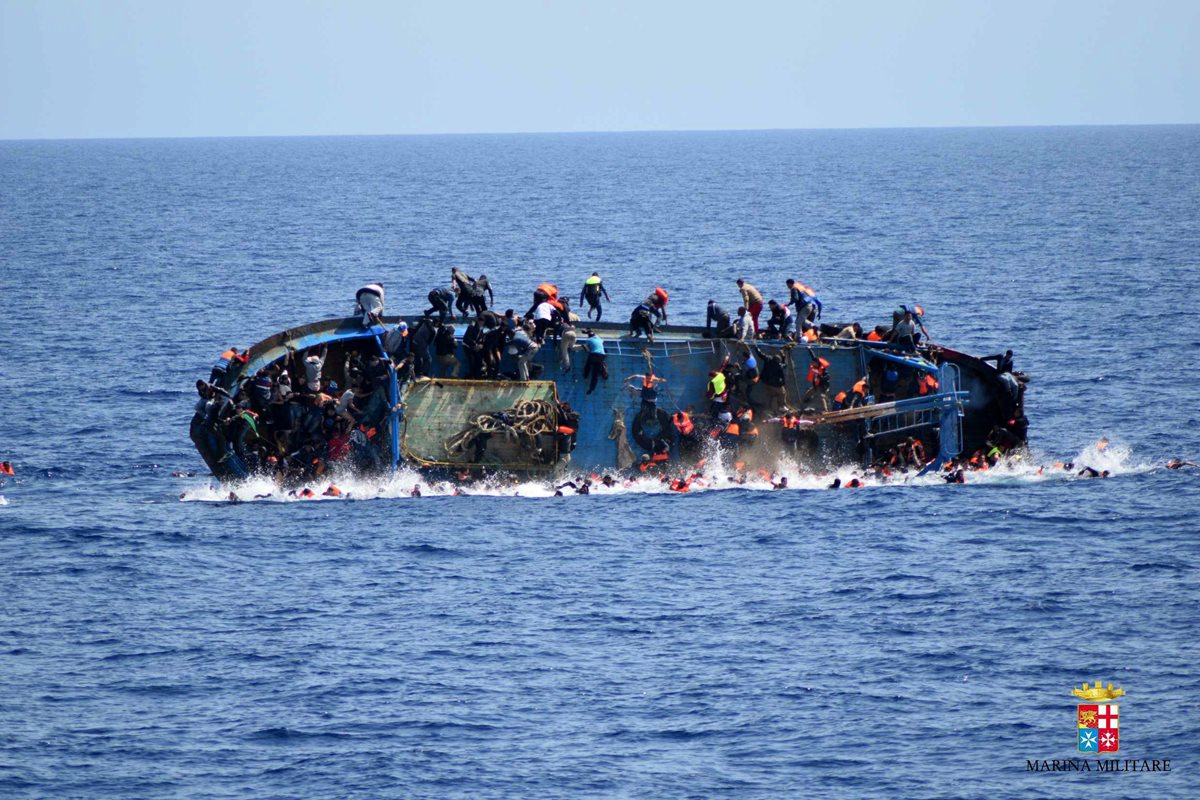 Una embarcación de migrantes africanos volcó esta semana en el Mediterráneo. (Foto Prensa Libre: AFP)