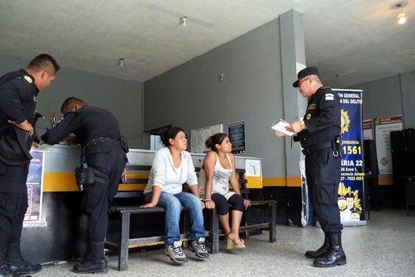 Las dos capturadas sindicadas de intentar cambiar cheques presuntamente robados, permanecen en la Comisaría 22, en Jalapa. (Foto Prensa Libre: Hugo Oliva)<br _mce_bogus="1"/>