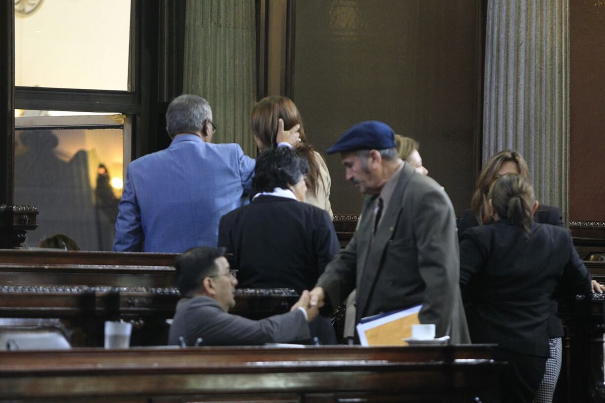 Diputados se despiden luego que se levantara la sesión. (Foto Prensa Libre: Carlos Hernández)