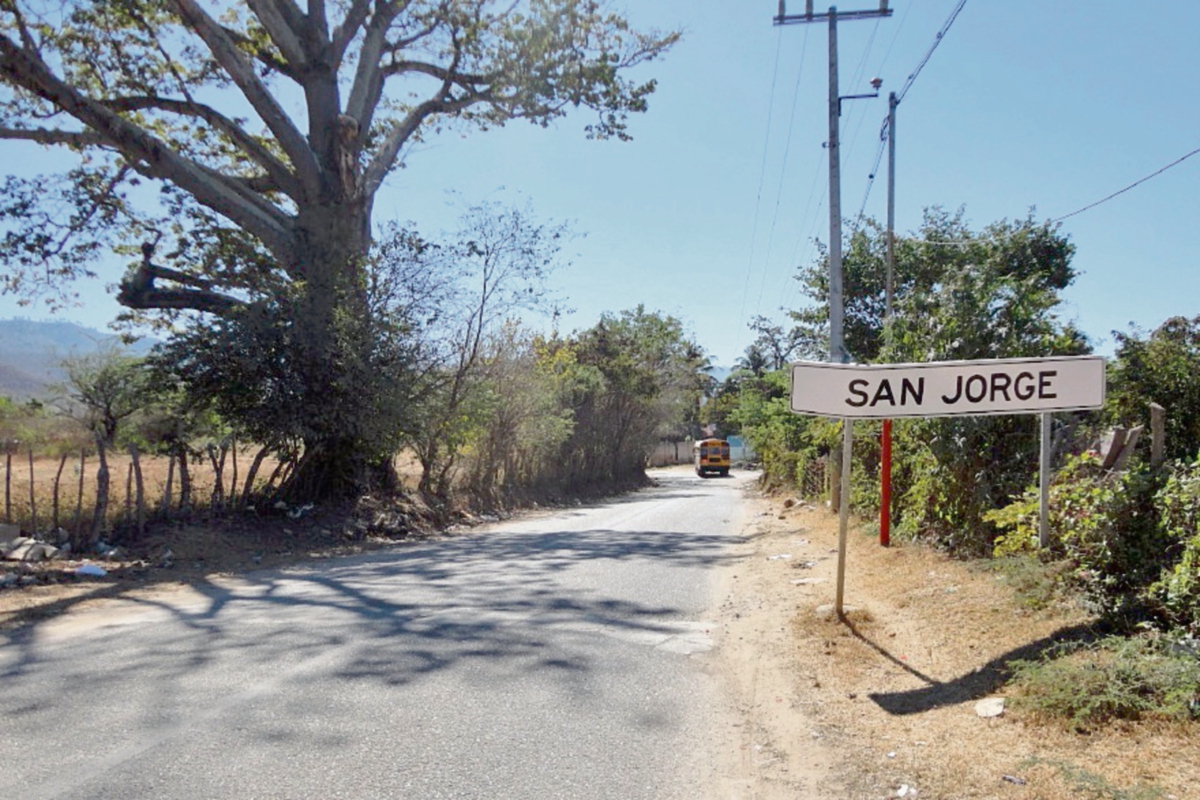 Ruta de ingreso al área urbana de San Jorge, cuyos vecinos elegirán alcalde por primera vez. (Foto Prensa Libre: Víctor Gómez)