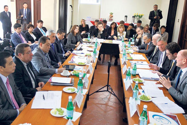 Embajadores, jefe de misiones y de organismos multilaterales escuchan a Pérez Molina y varios ministros hablar de la cooperación en varias áreas.