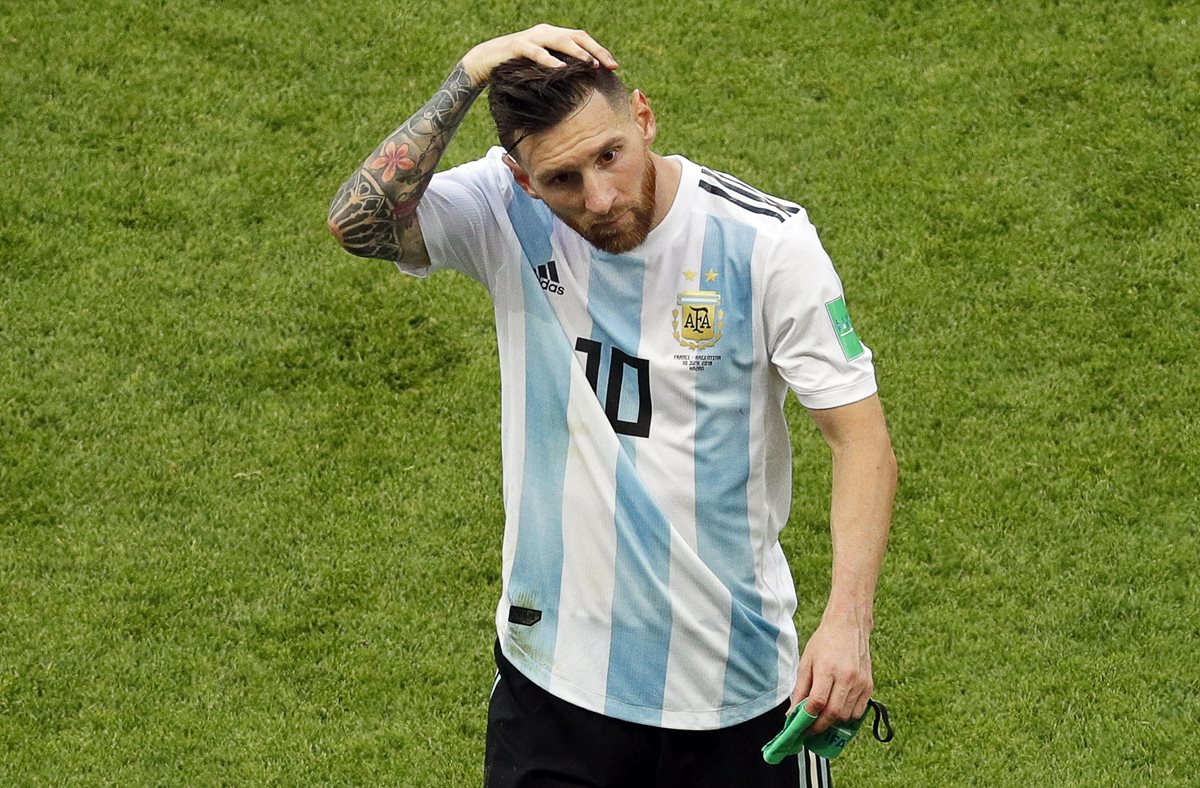Lionel Messi volvió a quedarse sin la Copa del Mundo tras ser eliminado por Francia. (Foto Prensa Libre: EFE)