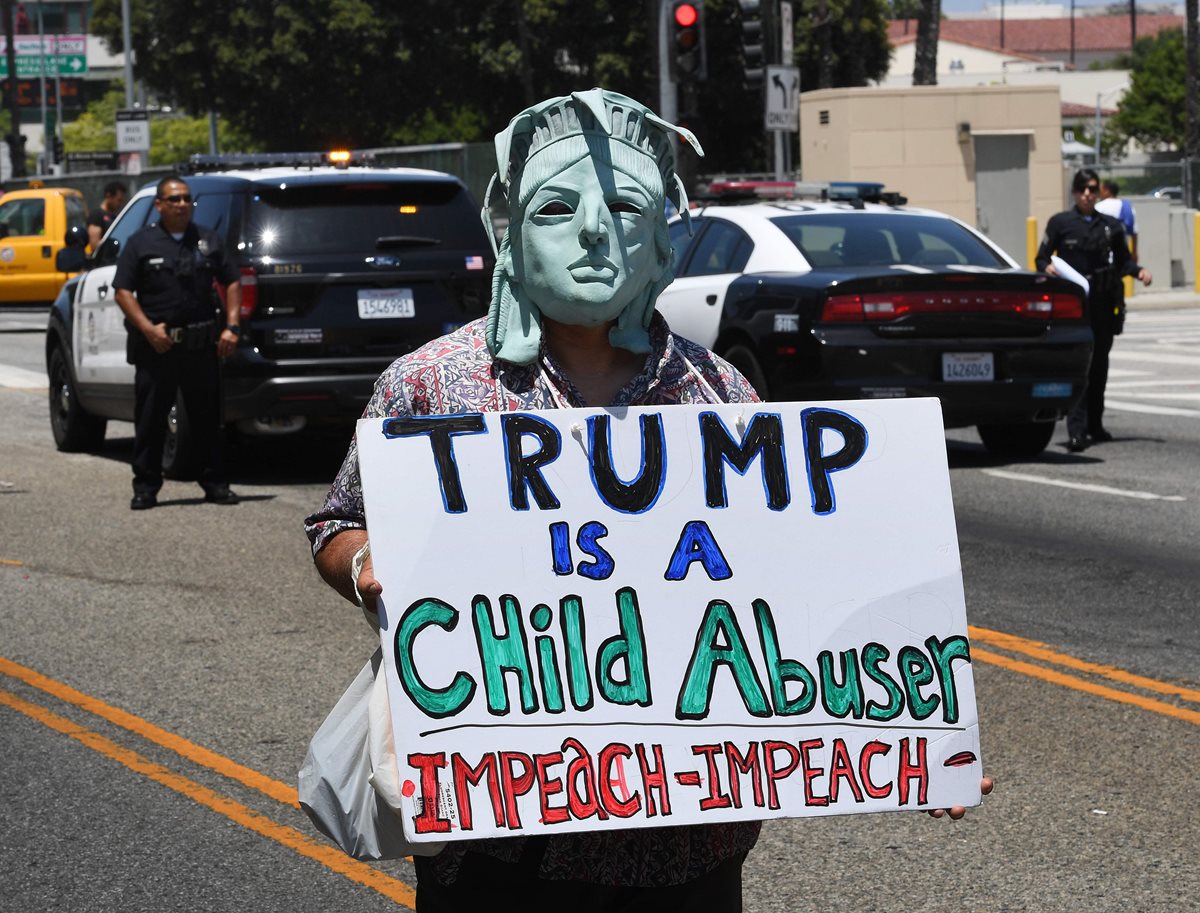 Un manifestante participa en una marcha y mitin contra la separación de familias inmigrantes frente al centro de detención del Servicio de Inmigración y Control de Aduanas (ICE) de Los Ángeles, California.(AFP)
