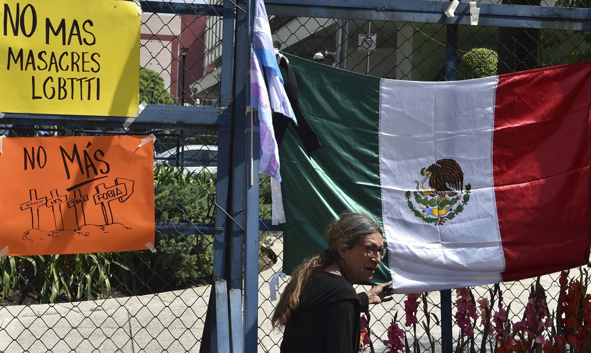 Activistas mexicanos recuerdan a las víctimas de ese país que murieron en la discoteca gay de Orlando. (Foto Prensa Libre: AFP).