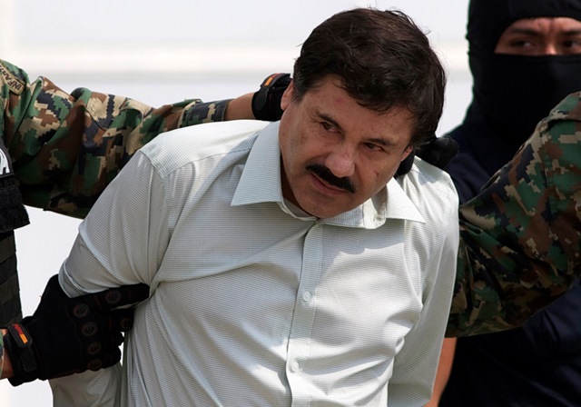 Joaquín "El Chapo Guzmán", líder del Cártel de Sinaloa, cuando fue capturado.  (Foto Prensa Libre: AP)
