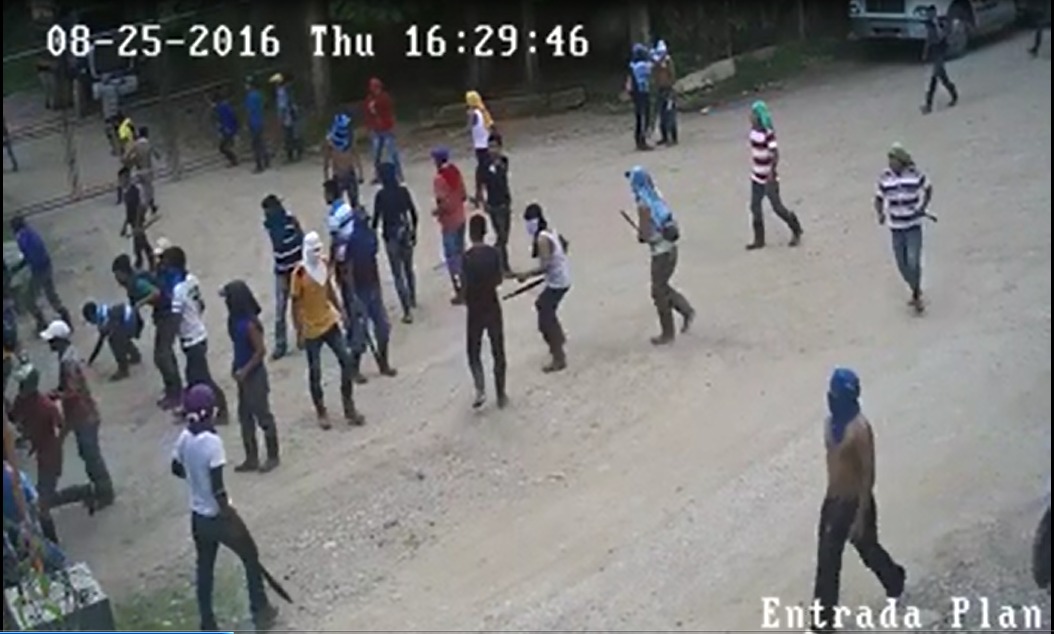 Imágenes de las cámaras de seguridad de Naturaceites muestran a los inconformes en las instalaciones de esa empresa. (Foto Prensa Libre: Cortesía)