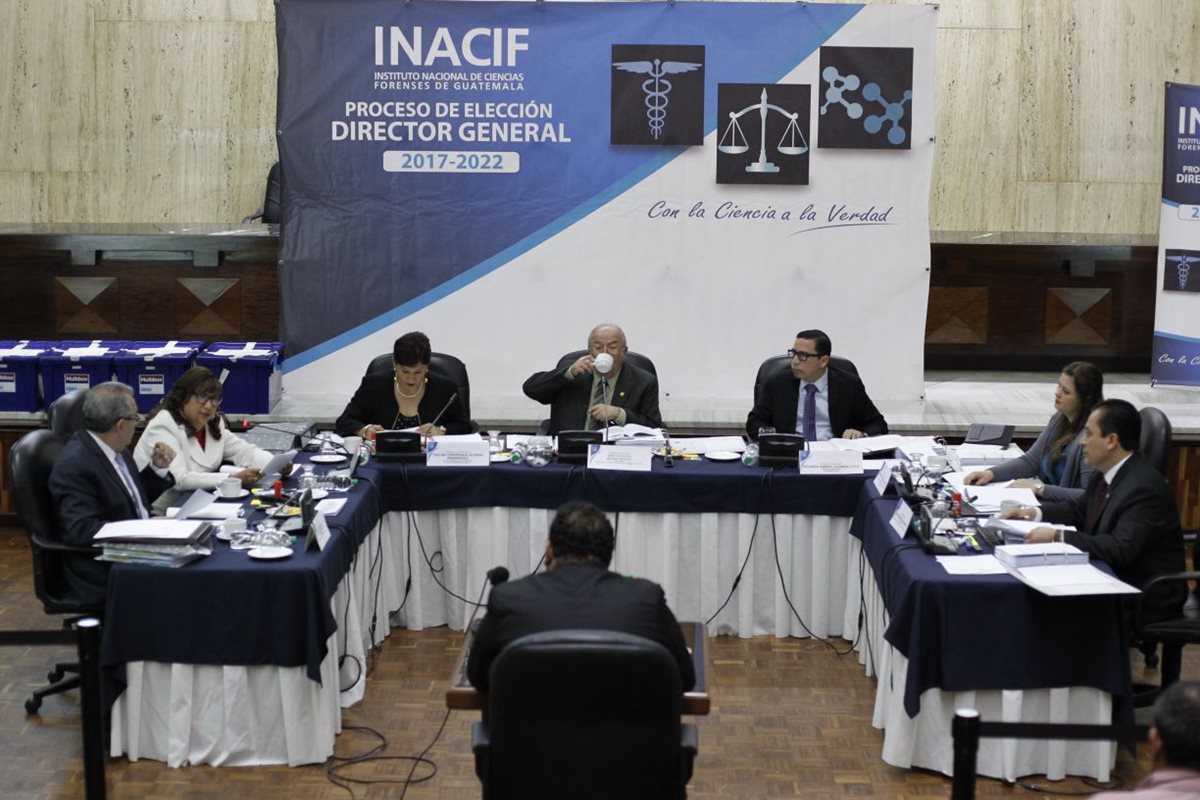 Consejo Directivo entrevista a los aspirantes a dirigir por cinco años el Inacif. (Foto Prensa Libre: Paulo Raquec)