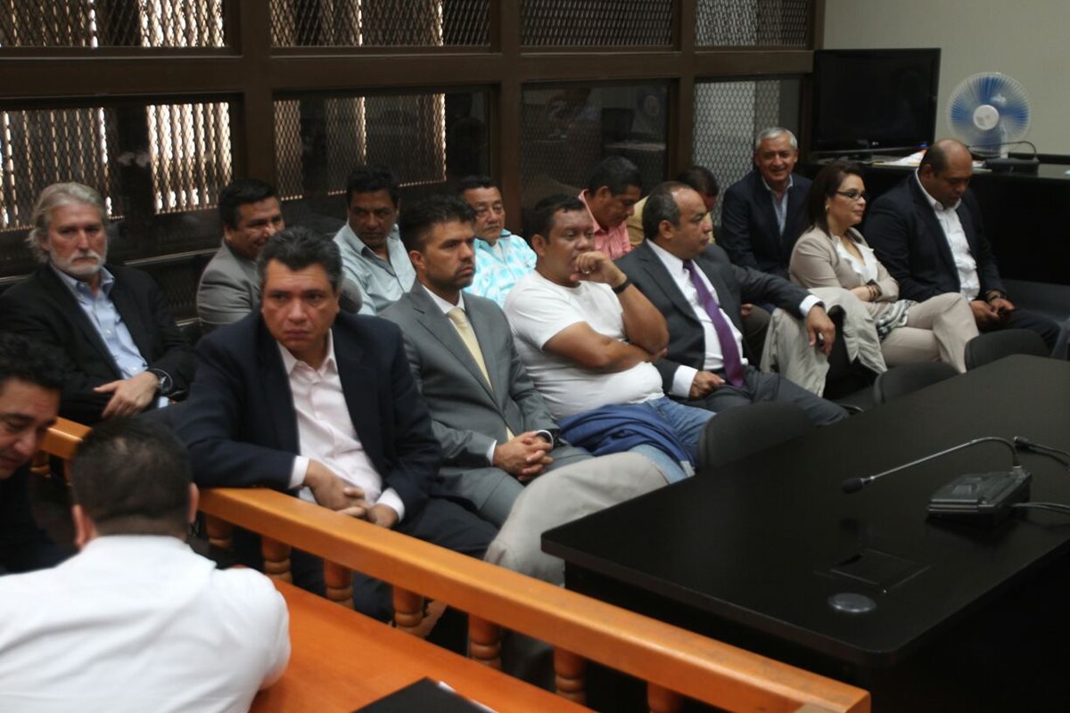 Los 11 señalados por negociar US$30 millones en sobornos a cambio del usufructo de Puerto Quetzal. (Foto Prensa Libre: Érick Avila)