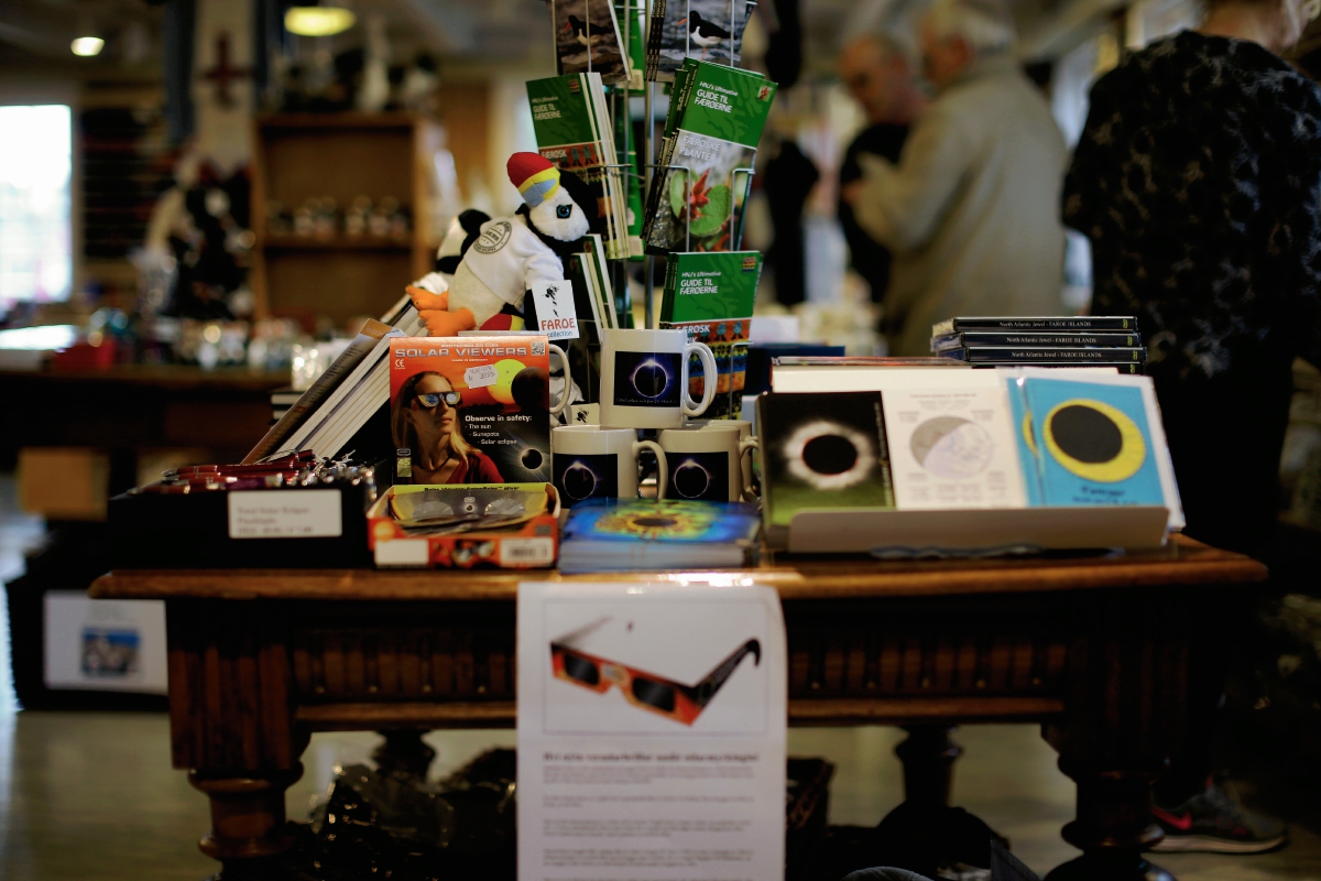 Varios comercios venden productos alusivos al eclipse en Torshavn, Feroe. (Foto Prensa Libre:AP)