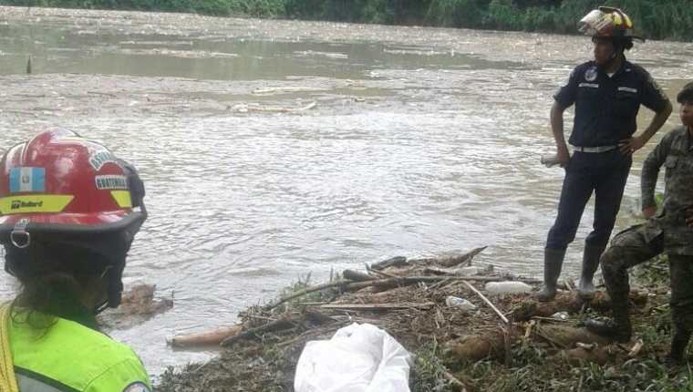 El tercer cadáver fue localizado en la represa de una hidroeléctrica a dos kilómetros del lugar de la tragedia. (Foto Prensa Libre: Eduardo Sam).