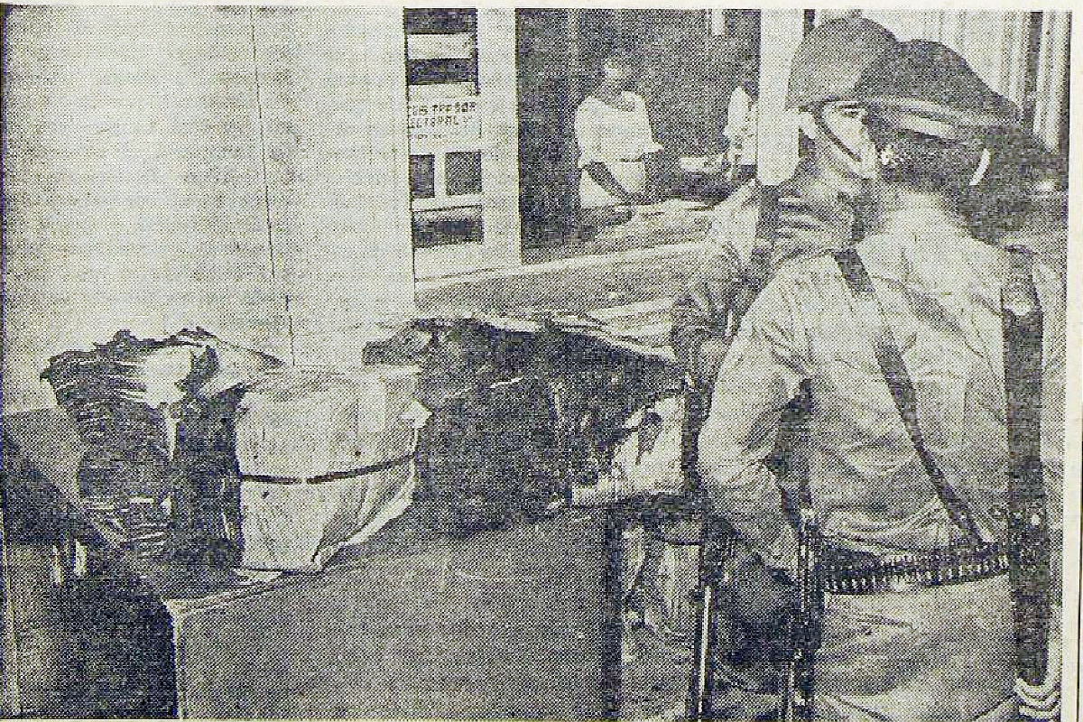 Un agente y un soldado custodian las papeletas quemadas el 30/3/1966. (Foto: Hemeroteca PL)