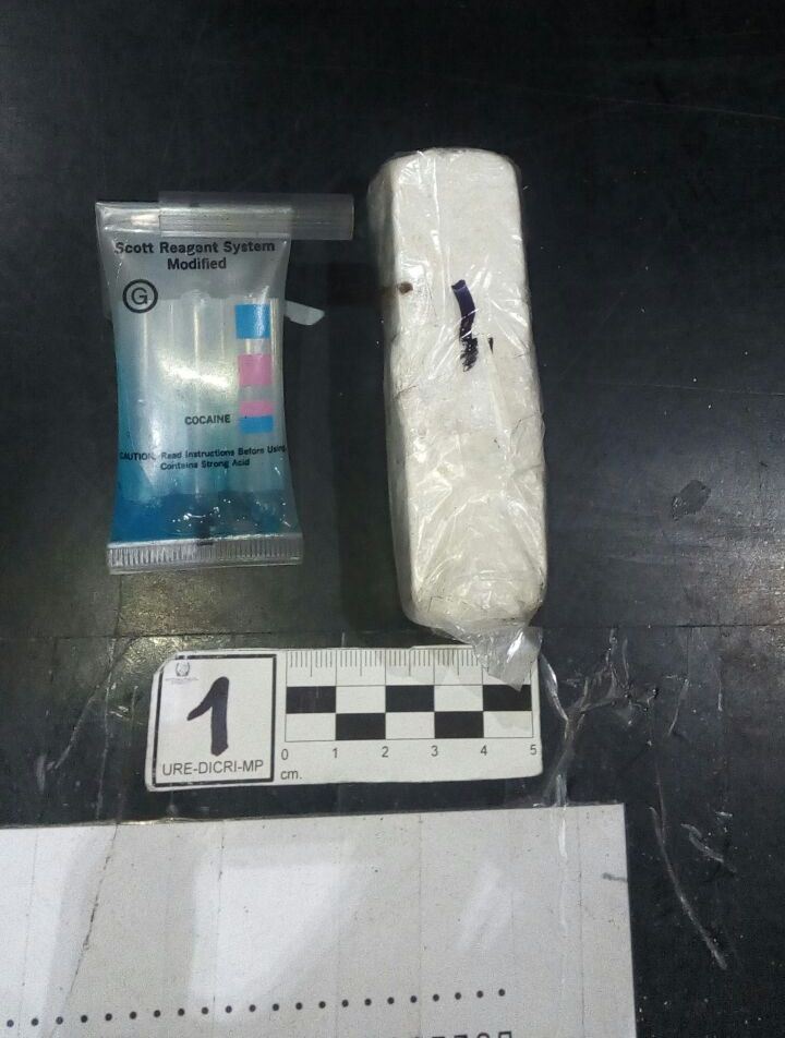 El total de la droga decomisada por la PNC en el Aeropuerto Internacional La Aurora es de seis onzas. (Foto Prensa Libre: PNC)