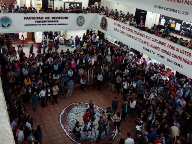 Un grupo de estudiantes de derecho en la asamblea donde la comunidad universitaria desconoció al Subcomite de Huelga de Dolores. (Prensa Libre Foto: Sergio Lima)