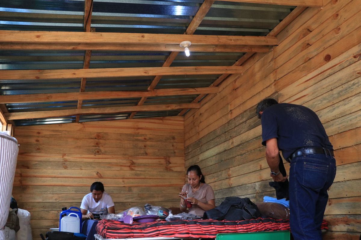Los Atus no cuentan con energí­a eléctrica, solo tienen una bombilla alimentada por un panel solar. (Foto Prensa Libre: Enrique Paredes)