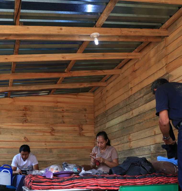 Los Atus no cuentan con energí­a eléctrica, solo tienen una bombilla alimentada por un panel solar. (Foto Prensa Libre: Enrique Paredes)