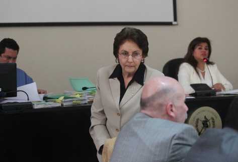 La exmagistrada Beatriz Ofelia de León tiene  tres días de plazo para pagar la fianza de Q10 mil que  le impuso la jueza Carol Patricia Flores —Al fondo— para obtener su libertad.