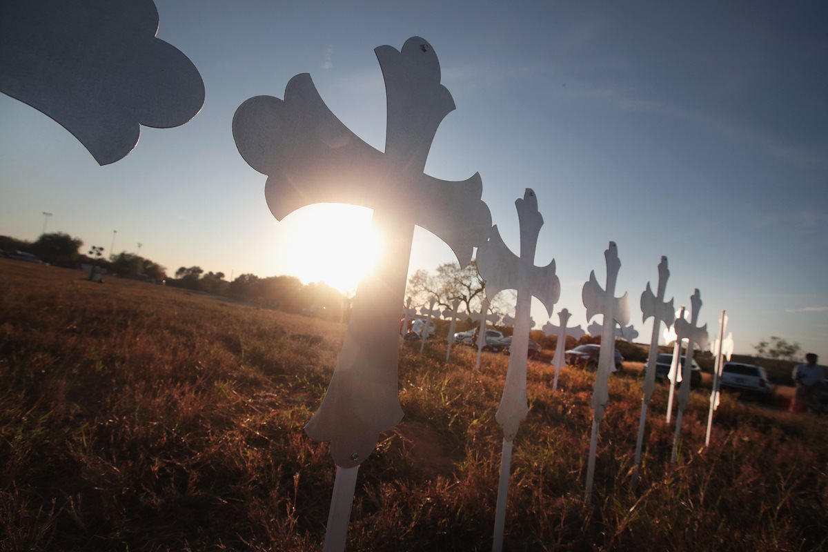 Unas 26 cruces en honor de las víctimas del ataque recuerdan la peor matanza en Sutherland Springs. (Foto Prensa Libre: AFP)