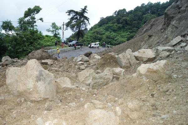 Un derrumbe bloqueo el paso entre Sololá y Panajachel. (Foto Prensa Libre: Édgar René Sáenz)<br _mce_bogus="1"/>