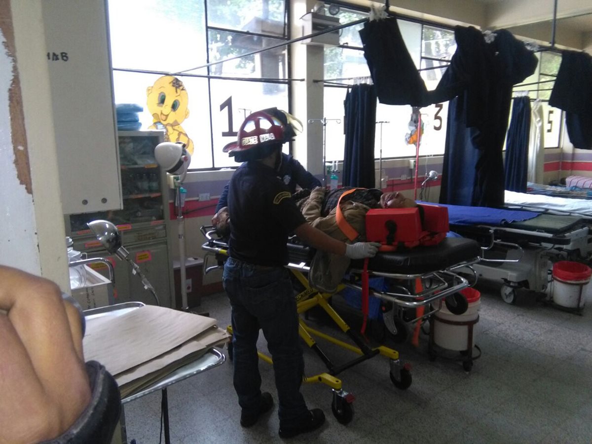 Dos personas fueron trasladadas al Hospital Nacional de Sololá, una falleció. (Foto Prensa Libre: Ángel Julajuj)