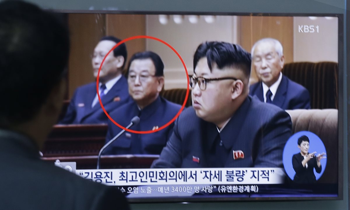 Kim Yong Jin, vice primer ministro de eduación (a la izq.), habría sido ejecutado por el régimen de Kim Jong Un (a la der.), máximo líder de Corea del Norte. (Foto Prensa Libre: AP).