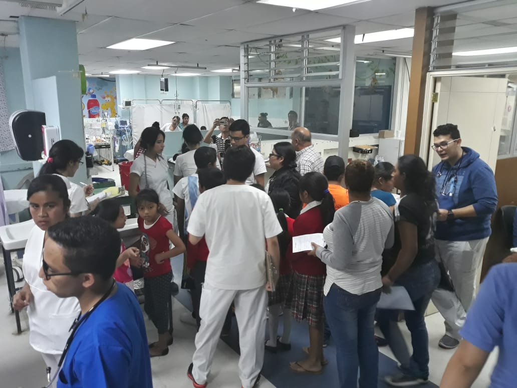 Los estudiantes y claustro de maestros son atendidos en la emergencia del Hospital Roosevelt, por intoxicación alimenticia. (Foto Prensa Libre: Hospital Roosevelt)