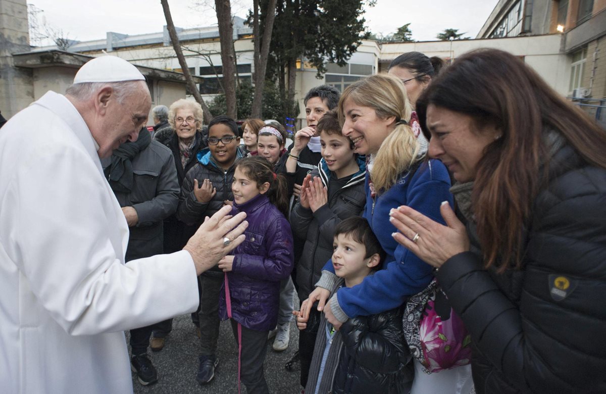 El Papa visita un centro de salud en Roma. (Foto Prensa Libre: EFE)