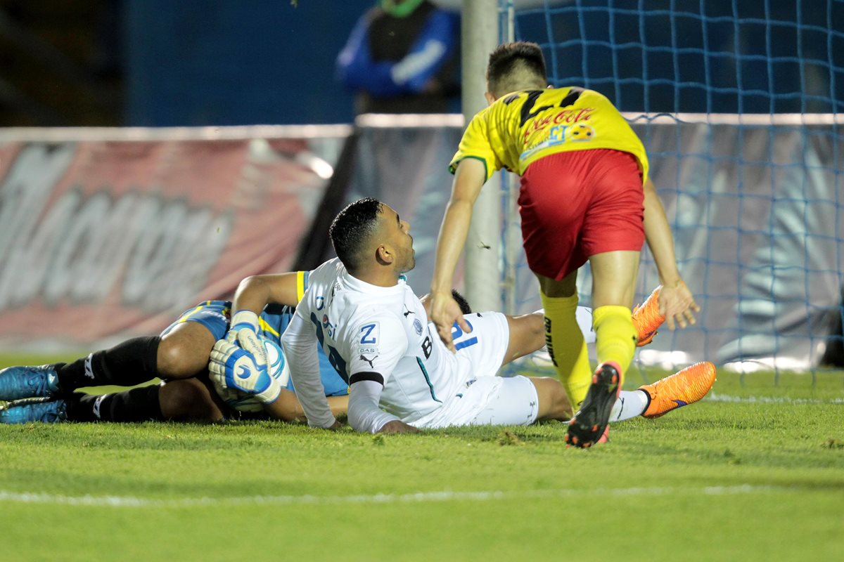 Bryan Ordóñez es frenado por el portero de Marquense, Marvin Barrios. (Foto Prensa Libre: Norvin Mendoza).